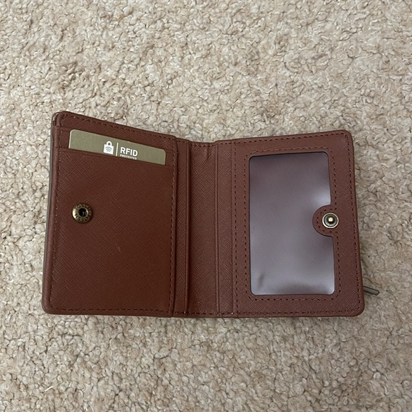 Gold fossil wallet!! - Picture 3 of 4